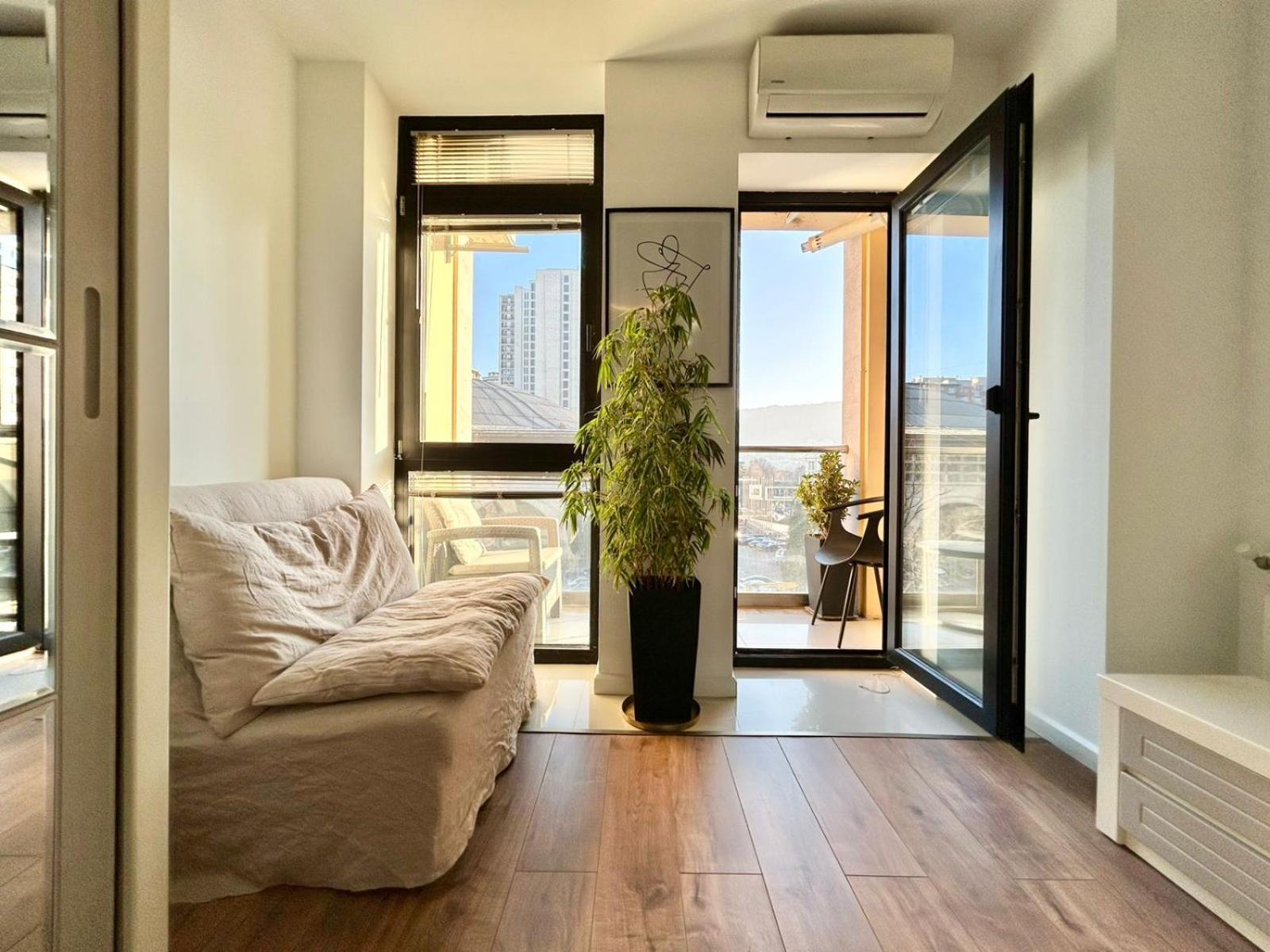 City Center - Next To Holiday Inn -2Br Apartment 트빌리시 외부 사진