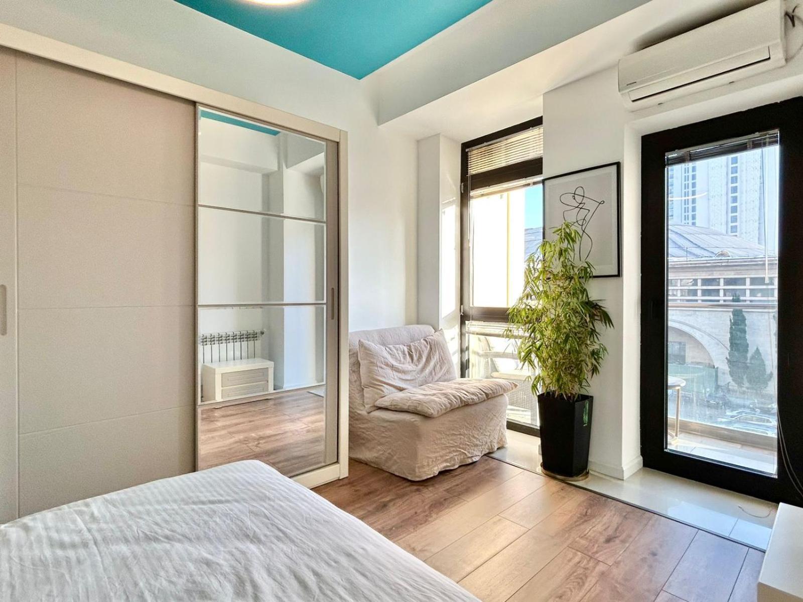 City Center - Next To Holiday Inn -2Br Apartment 트빌리시 외부 사진