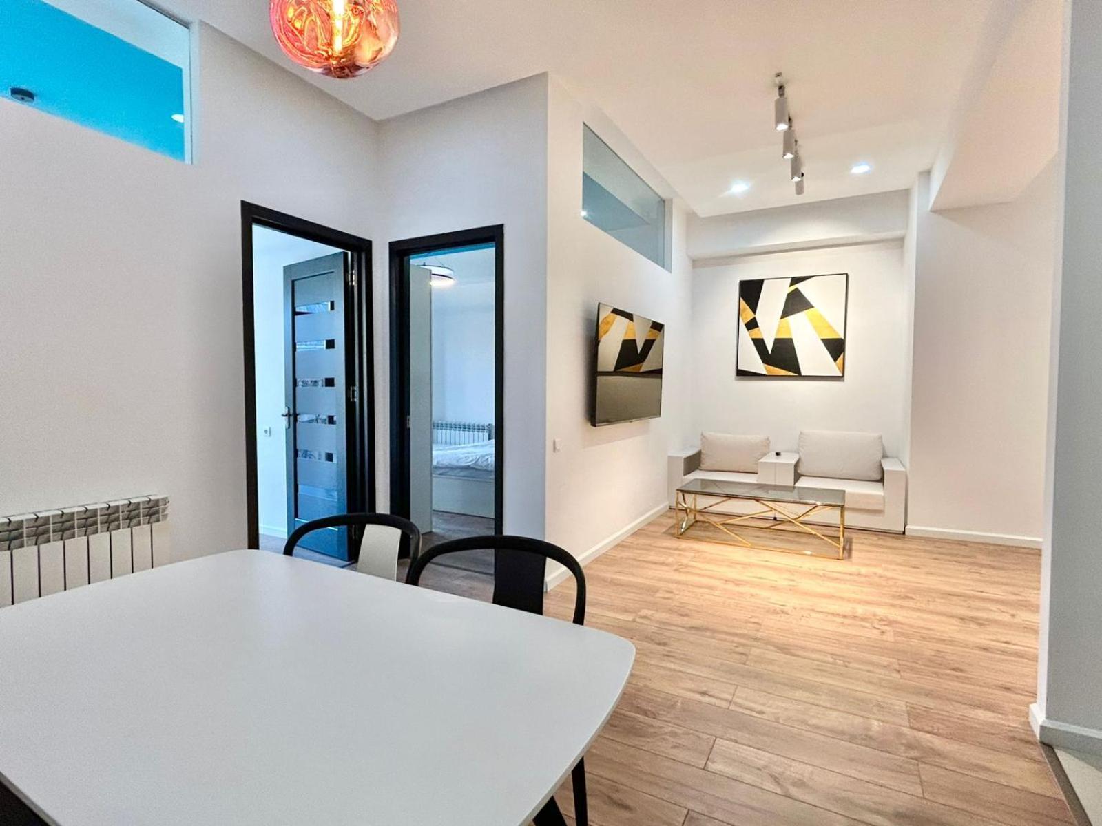 City Center - Next To Holiday Inn -2Br Apartment 트빌리시 외부 사진