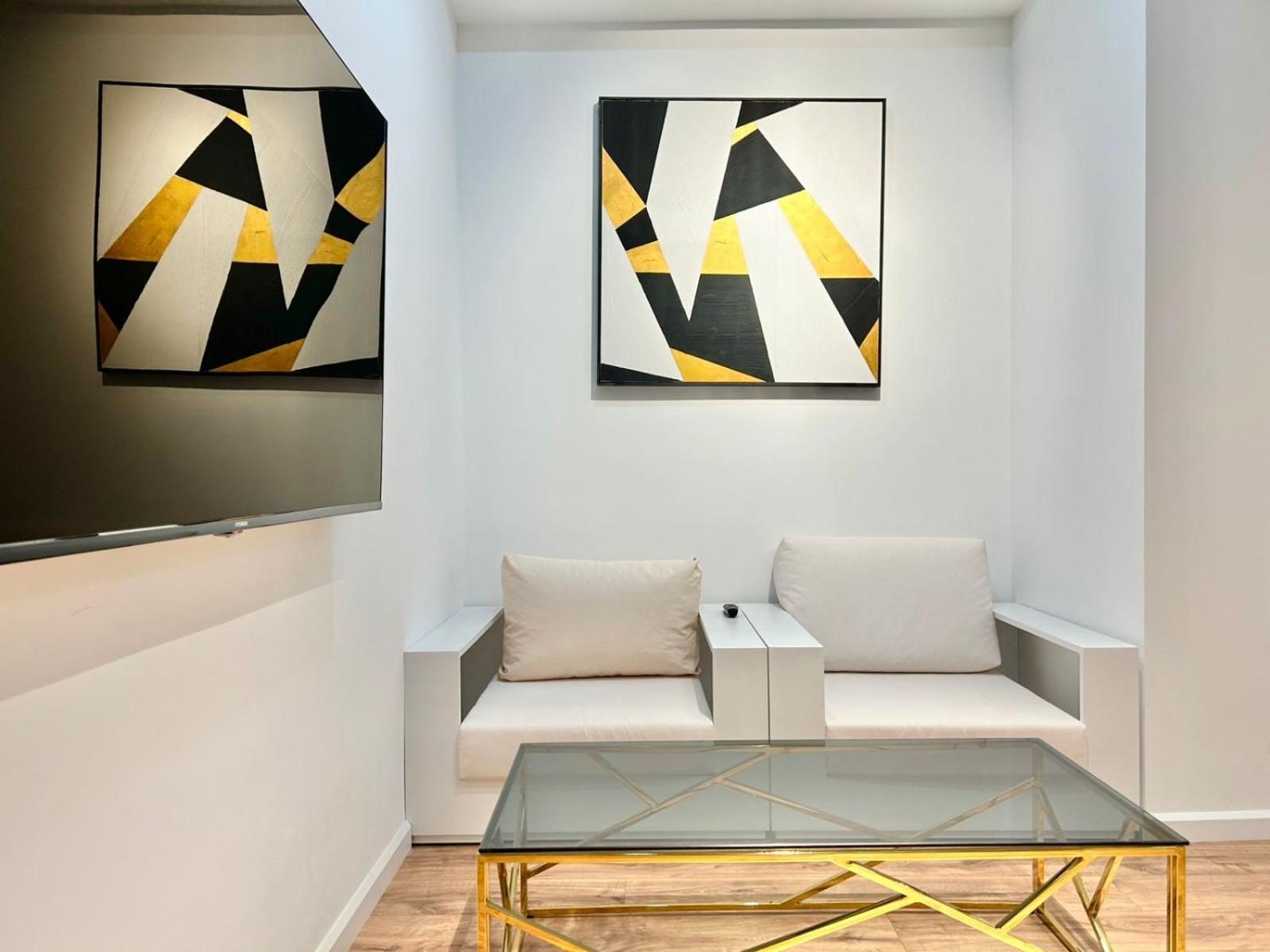 City Center - Next To Holiday Inn -2Br Apartment 트빌리시 외부 사진